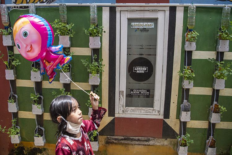 The photo was released on Friday (6/11/2020), showing a child playing in the COVID-19 Lorong Mari village, Talang Powder, Plaju, Palembang, South Sumatra.  The Rooster Task Force involves all elements of society in the local area with the aim of tackling the outbreak and breaking the chain of the spread of Covid-19.