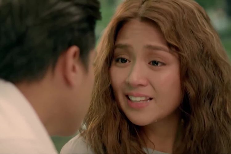 Adegan Kathryn Bernardo dan Daniel Padilla dalam film Barcelona: A Love Untold (2016)