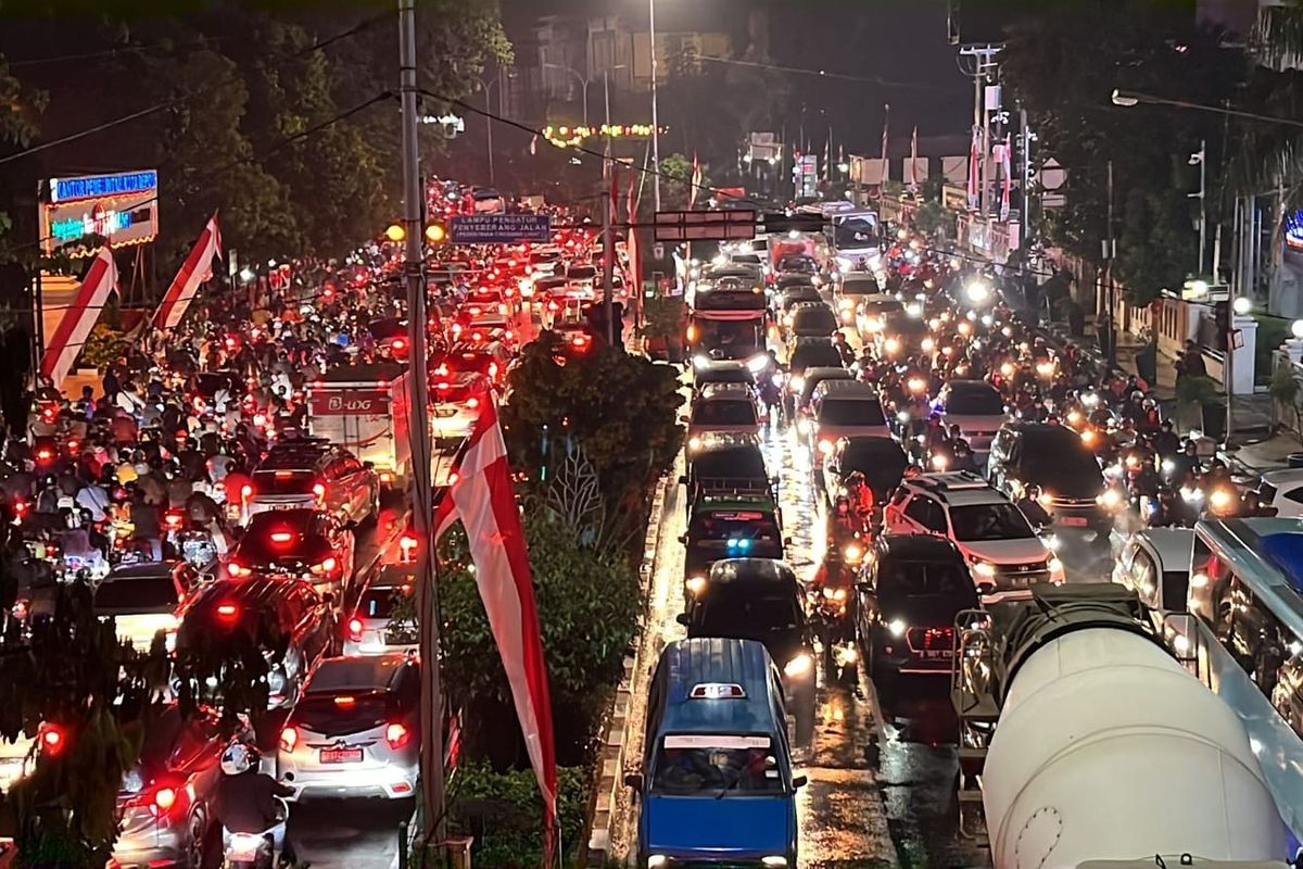 Kondisi kemacetan di kedua ruas Jalan Margonda Raya, Depok pada Selasa (16/8/2022) malam. Kemacetan itu diduga karena Jalan Arief Rahman Hakim tergenang banjir.