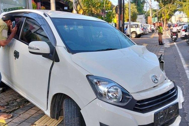 Tabrak Lari di Semarang Tewaskan Pemotor, Pengemudi Ayla Kabur Tinggalkan Mobilnya di TKP