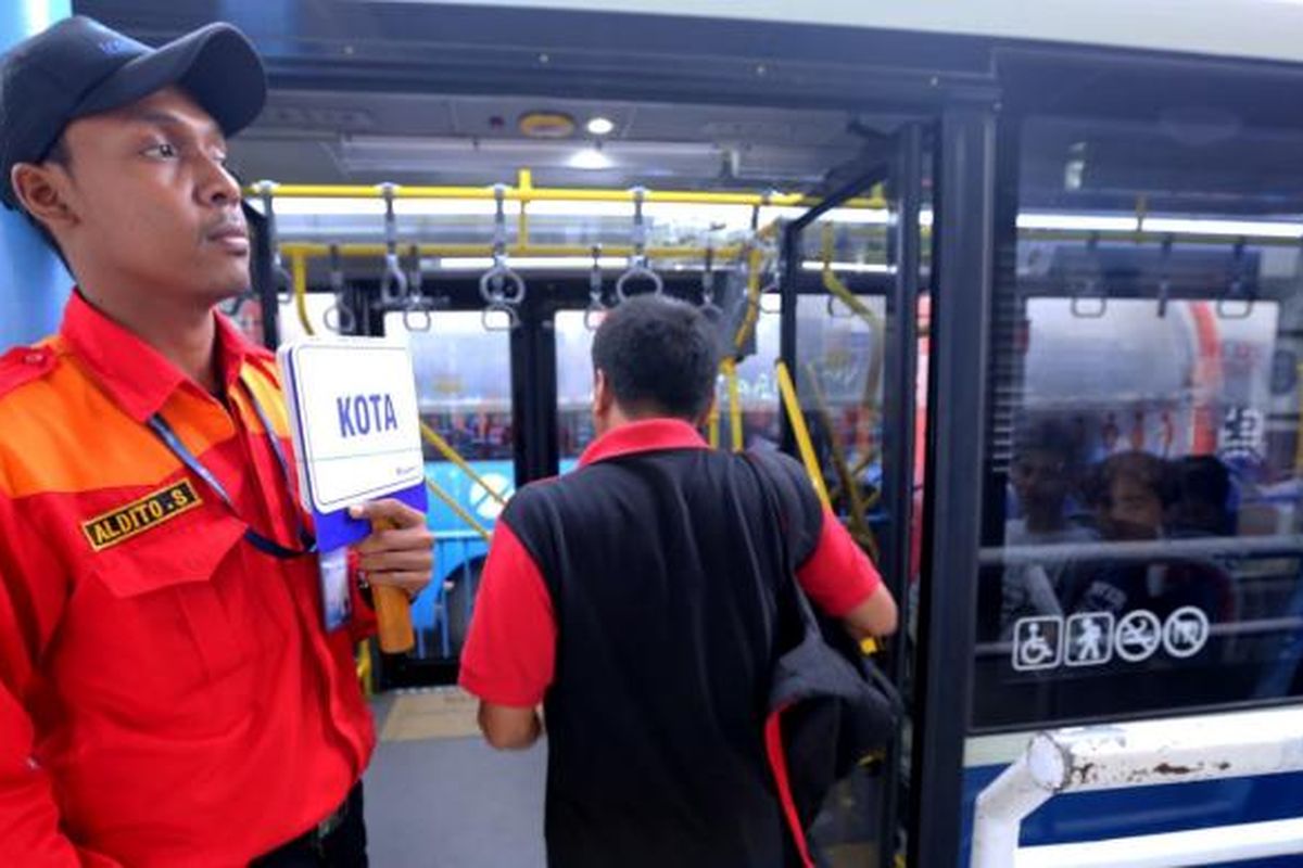 Sejumlah penumpang menggunakan Bus Vintage Transjakarta sebagai angkutan umum di halte Busway Blok M, Jakarta Selatan. Minggu ( 27/11/2016). Bus Vintage Transjakarta dibuat untuk mengenang kejayaan bus Pengangkut Penumpang Djakarta (PPD).