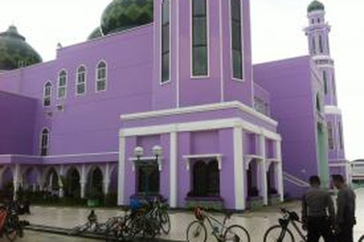 Mesjid Agung Nurul Falah dengan warna ungu yang mendominasi hampir seluruh bangunan, Kamis (7/5/2015). 