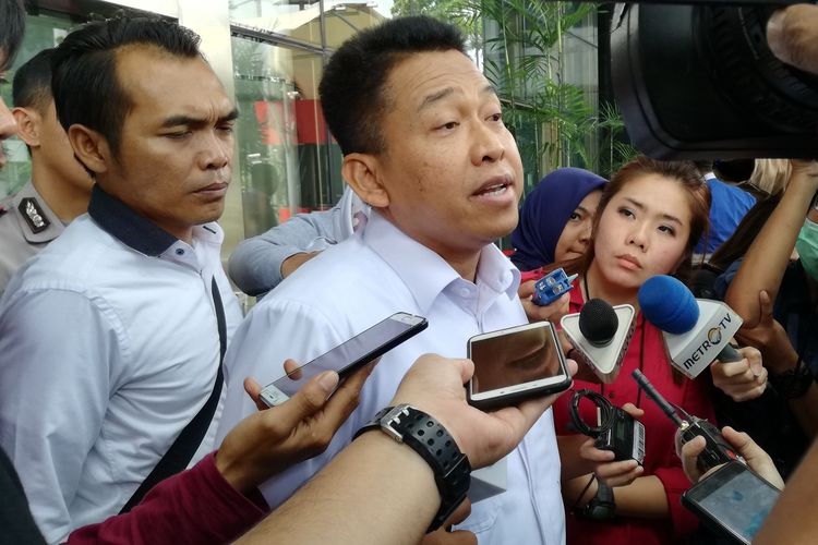 Sekretaris Jenderal Kementerian Agama (Kemenag) Nur Kholis Setiawan saat keluar dari Gedung Merah Putih KPK, Jakarta, Senin (13/5/2019). 
