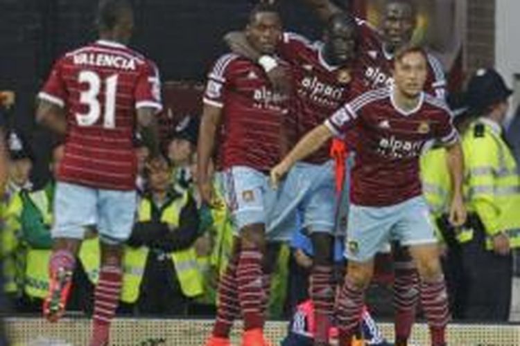 Para pemain West Ham United merayakan gol ke gawang Liverpool pada laga Premier League di Stadion Boleyn Ground, London, Sabtu (20/9/2014).