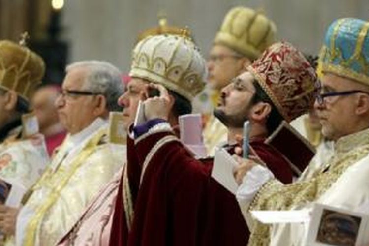 Peringatan 100 tahun pembunuhan massal warga Armenia di Basilika Santo Petrus, Vatikan di mana Paus Fransiskus ikut dalam acara itu hari Minggu (12/4/2015).