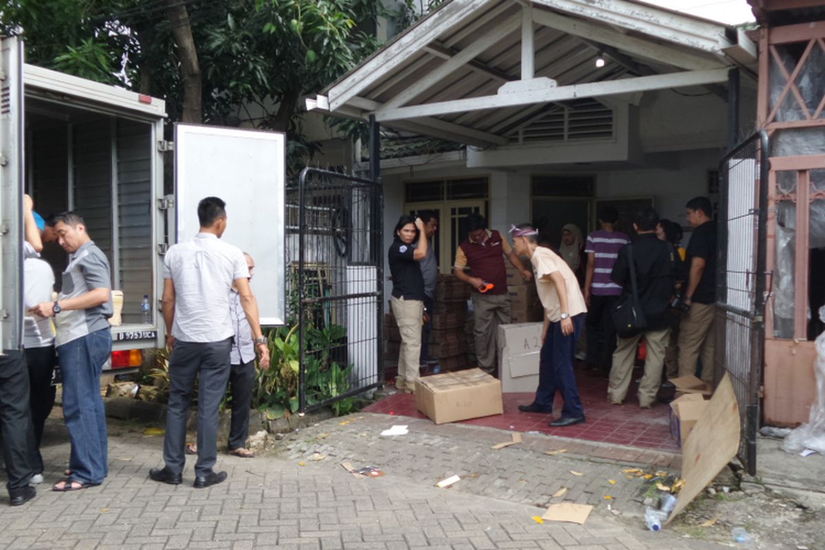 Direktorat Tindak Pidana Narkoba Bareskrim Polri menggerebek sebuah rumah yang dipakai untuk memproduksi salep kulit palsu di perumahan Taman Surya II, Pegadungan, Kalideres, Jakarta Barat, Kamis (6/4/2017) siang. Kandungan salep kulit diduga membahayakan kesehatan penggunanya.