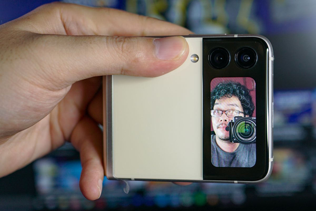 Cover Screen berukuran 1,9 inci di punggung Galaxy Z Flip 3 bisa berfungsi sebagai jendela bidik serupa cermin untuk memotret selfie dengan kamera belakang.