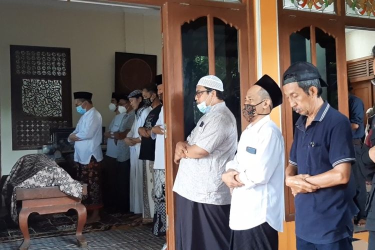 Suasana duka di kediaman Prie GS Jalan Candi Kalasan Selatan II No. 1003 RT 1 RW 13 Kalipancur, Semarang, Jumat (12/2/2021).