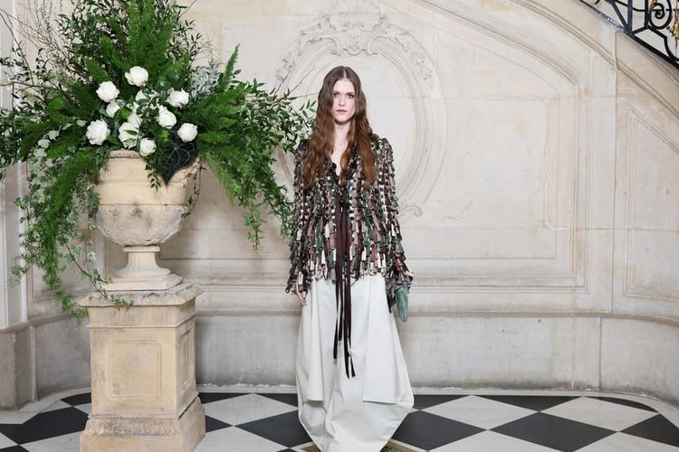 Ethel Cain tampil moody dan avant-garde saat tiba di Christian Dior Spring 2026 Haute Couture Show. 