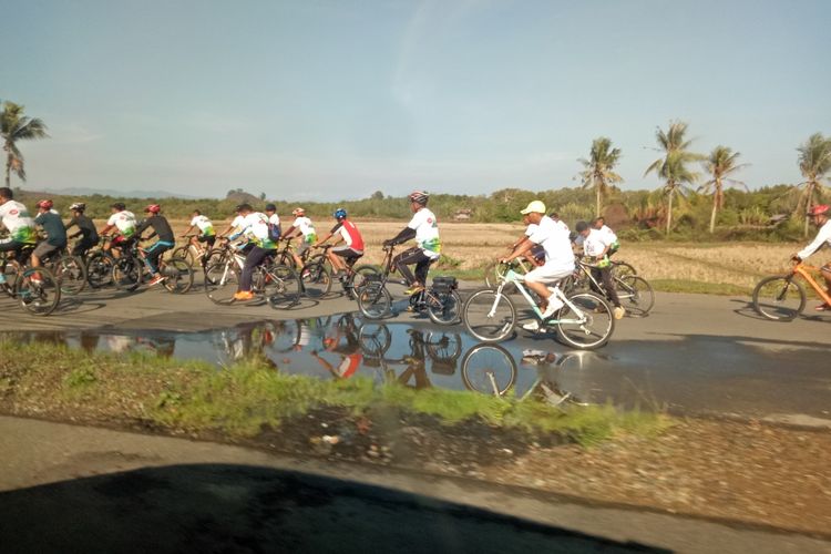 Peserta Gowes Nusantara 2019 yang diadakan Kementerian Pemuda dan Olahraga di Kabupaten Gorontalo Utara, Gorontalo, Sabtu (26/10/2019). 