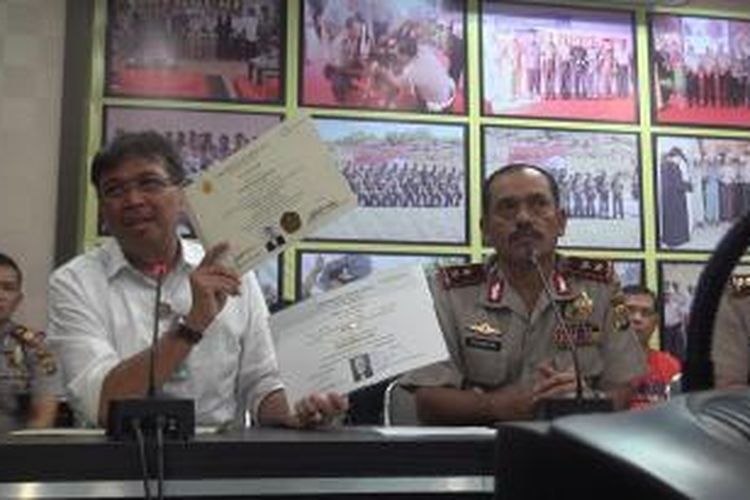 Rektor Universitas Syaih Kuala, Syamsul Rizal dan kapolda Aceh Irjen Pol Husein Hamidy menunjukkan ijazah palsu yang dijual oleh sindikat pengedar ijazah palsu di Banda Aceh. Polda Aceh berhasil mengungkap sindikat tersebut. *****K12-11