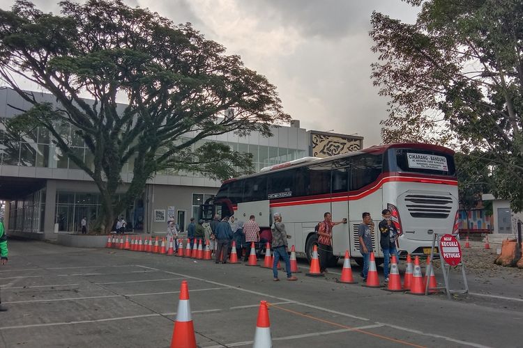 Tampak penumpang bus di Terminal Leuwipanjang, Jumat (6/5/2022). Sejumlah penumpang bus di Terminal Leuwipanjang pada arus balik lebaran ini sudah mulai meningkat.