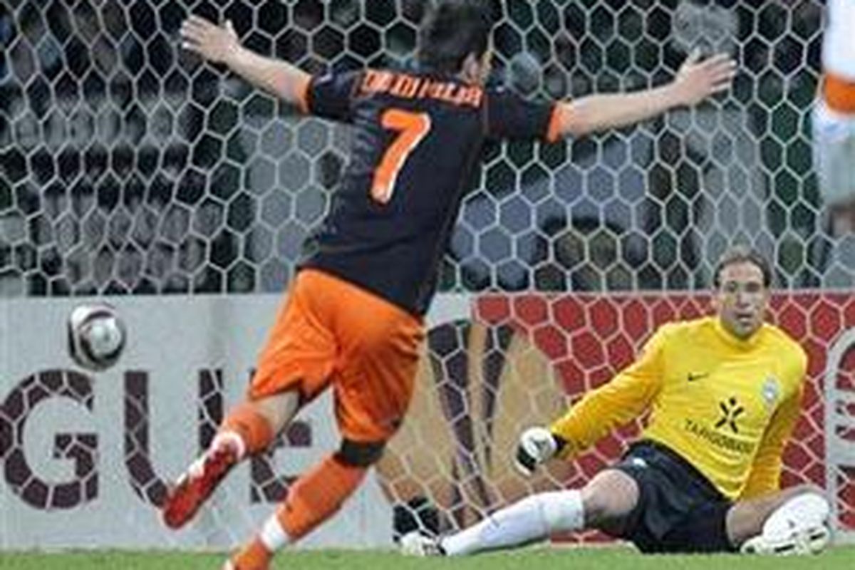 Striker Valencia, David Villa, membobol gawang Werder Bremen. Dia akhirnya mencetak hat-trick dan mengantar timnya menahan Bremen 4-4, sekaligus lolos ke perempat final Liga Europa.