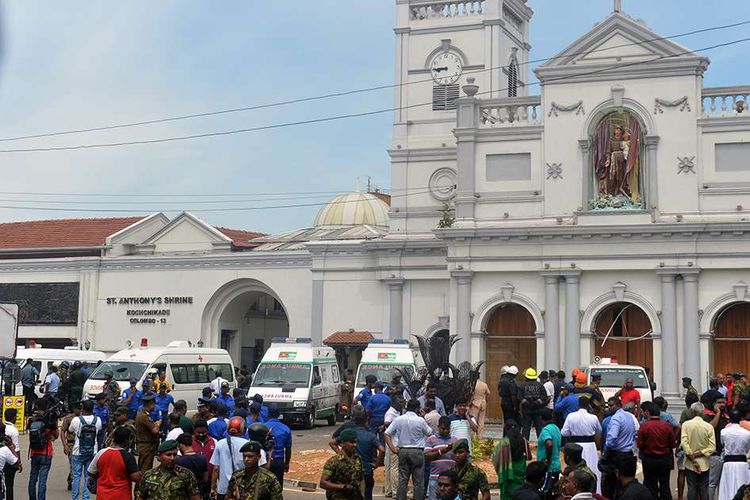 Sejumlah mobil ambulans berada di luar gereja pasca-ledakan yang menimpa Gereja St Anthony di Kochchikade, Kolombo, Minggu (21/4/2019). Jumlah korban tewas dalam ledakan yang menimpa sejumlah gereja dan hotel di Sri Lanka sudah mencapai 52 orang, belum dipastikan penyebab dan pelaku peledakan tersebut.