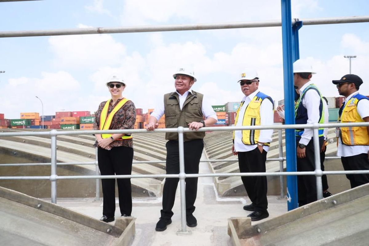Gubernur Sumatera Selatan (Sumsel) Herman Deru bersama Menteri Pekerjaan Umum dan Perumahan Rakyat (PUPR) Mochamad Basuki Hadi Moeljono dan Duta Besar (Dubes) Australia untuk Indonesia HE Penny Williams PSM meninjau IPAL di Sungai Selayur, Kecamatan Kalidoni, Kota Palembang, Sumsel, Kamis (10/10/2023).

