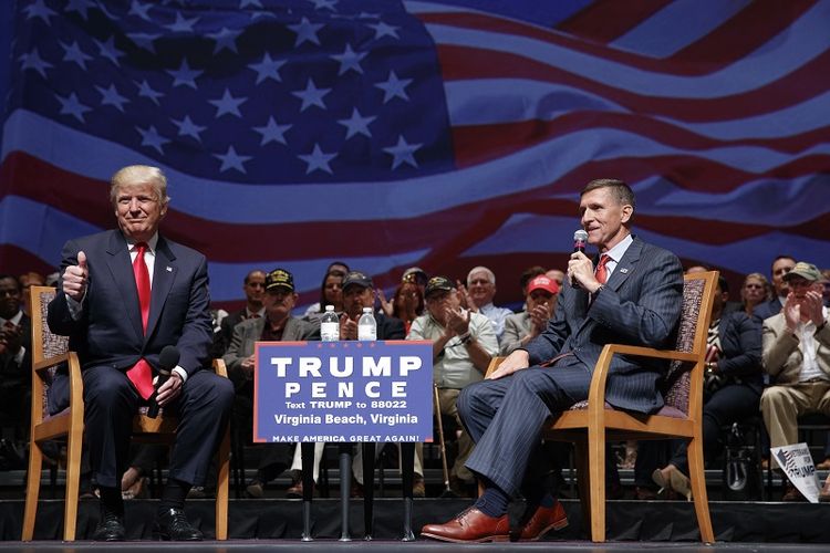 Donald Trump ketika masih menjadi calon presiden mengacungkan jempol saat berbicara dengan pensiunan Letjen Michael Flynn di balai kota, Selasa, 6 September 2016, di Virginia Beach.