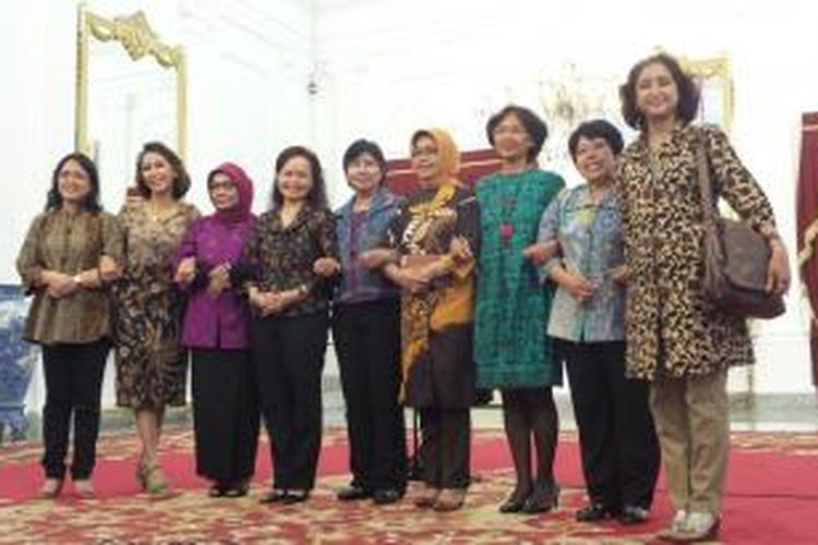 Sembilan orang perempuan pilihan ditunjuk Presiden Joko Widodo sebagai panitia seleksi pimpinan Komisi Pemberantasan Korupsi (KPK). Mereka berpose seusai bertemu Presiden Jokowi di Istana Merdeka, Senin (25/5/2015).