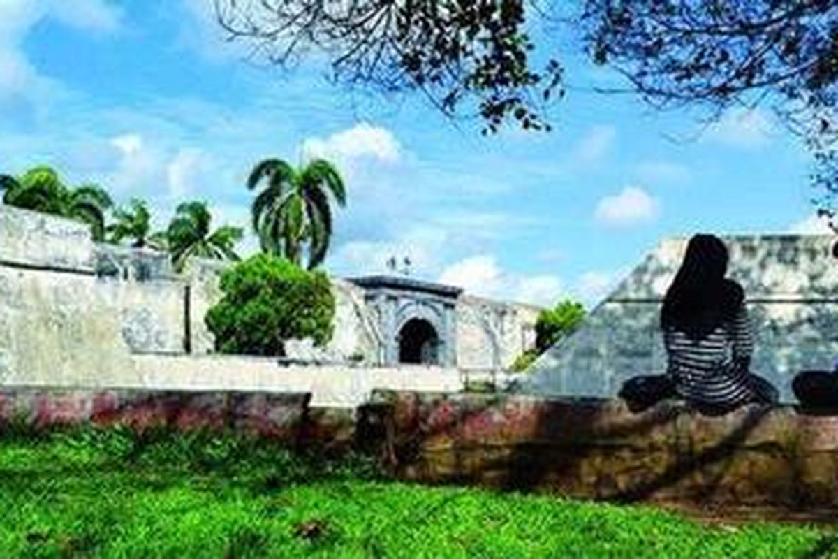 Suasana dari bagian luar Benteng Marlborough di Kota Bengkulu, Provinsi Bengkulu. Benteng yang dibuat tahun 1714-1719 ini merupakan benteng terbesar di kawasan Asia Tenggara yang pernah dibuat pemerintah kolonial Inggris.