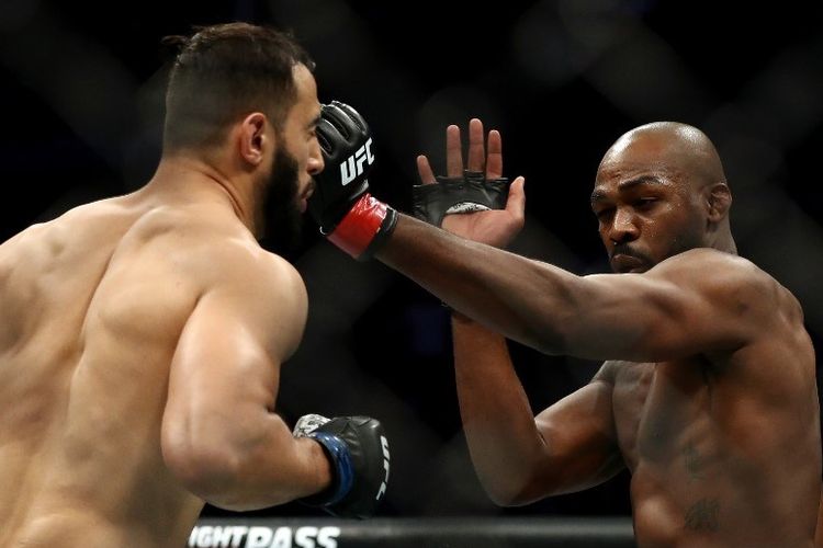 HOUSTON, TEXAS - FEBRUARY 08: (L-R) Dominick Reyes and Jon Jones in their UFC Light Heavyweight Championship bout during UFC 247 at Toyota Center on February 08, 2020 in Houston, Texas.   Ronald Martinez/Getty Images/AFP