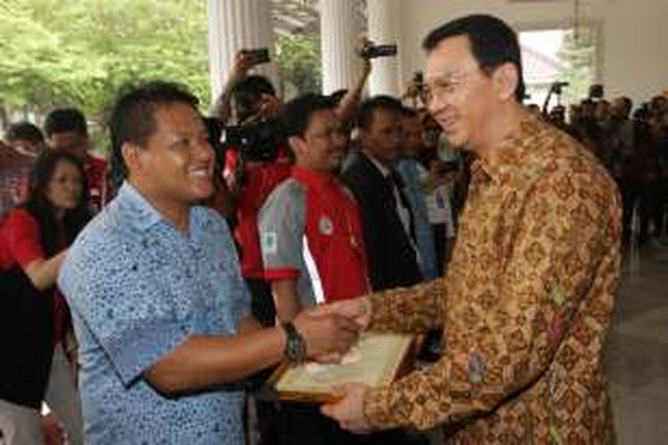 Gubernur DKI Jakarta, Basuki Tjahaja Purnama (Ahok) memberikan penghargaan kepada pengemudi Blue Bird peraih penghargaan awak kendaraan umum teladan (AKUT) DKI 2015, di Balai Kota, Jakarta Pusat, Selasa (8/12/2015). Penghargaan diberikan oleh Kementerian Perhubungan bekerja sama dengan Dishub DKI Jakarta dan Dirlantas Polda Metro Jaya kepada awak angkutan teladan 2015. Blue Bird telah 12 kali meraih penghargaan AKUT sejak 2001. TRIBUNNEWS/HERUDIN