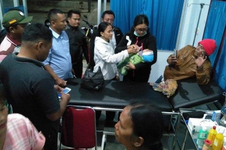 Seorang bayi yang dibuang orang tuanya diserahkan warga dan Polres Taput untuk dirawat di Puskesmas Paniaran, Kabupaten Tapanuli Utara, Jumat (6/3/2020).
