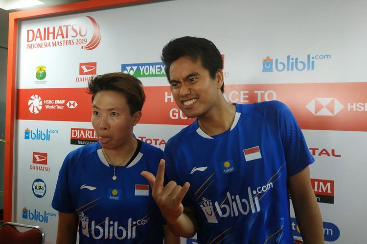 Pasangan ganda campuran Indonesia, Tontowi Ahmad (kanan) dan Liliyana Natsir, berpose seusai konferensi pers Indonesia Masters 2019, di Istora Senayan, Jakarta, Sabtu (26/1/2019).