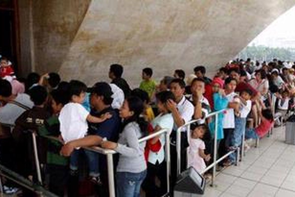 Antrean pengunjung untuk naik ke puncak Monumen Nasional, Jakarta.