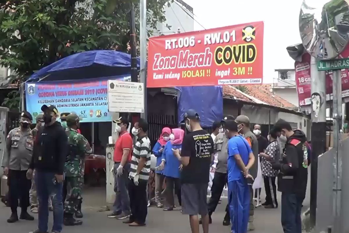 Sebuah kampung di Jalan Madrasah RT 06 RW 01 Gandaria Selatan, Cilandak, Jakarta Selatan melakukan mini lock down lantaran adanya sejumlah warga yang positif Covid-19.