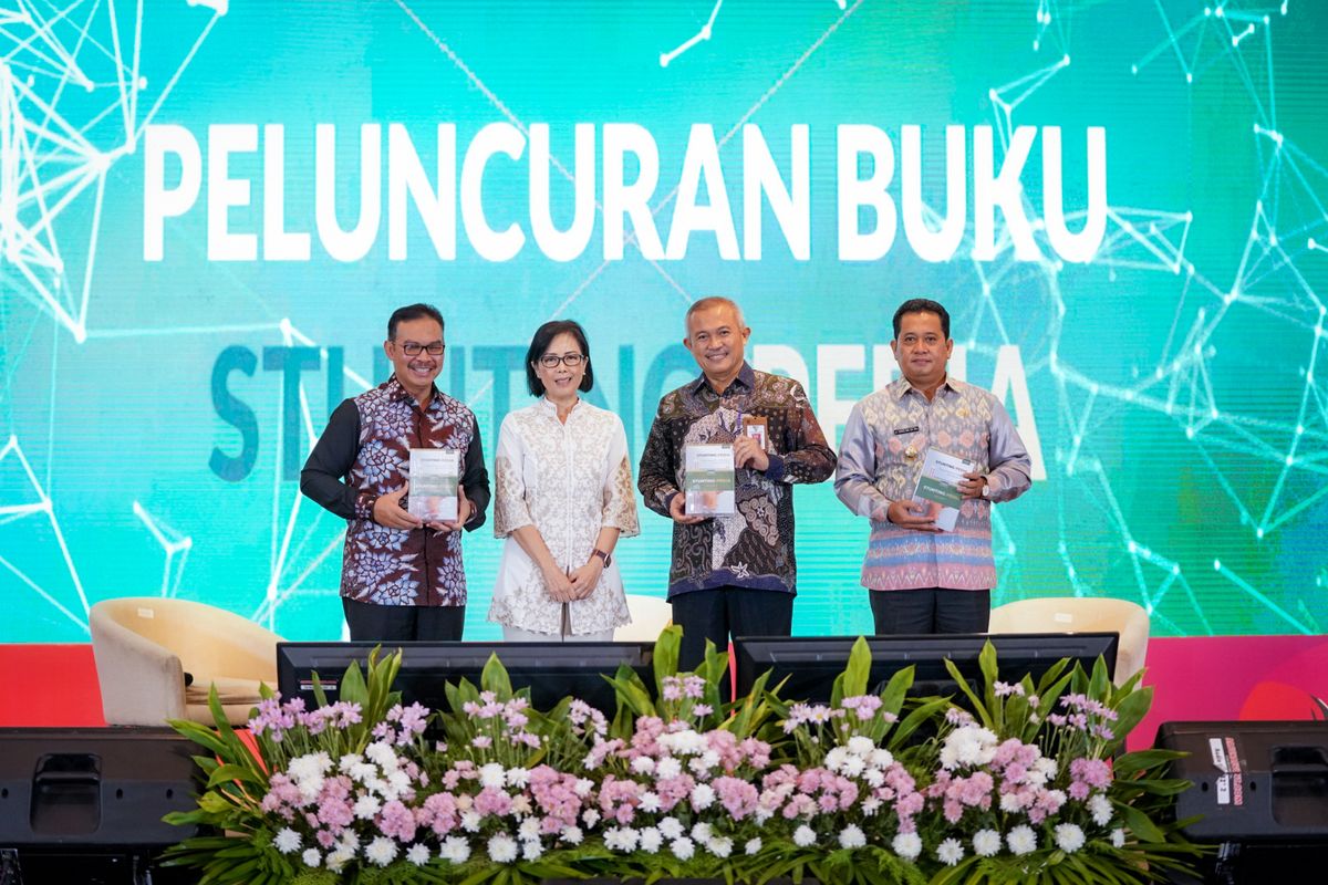 Penyerahan buku Stunting-pedia: Apa yang Perlu Diketahui tentang Stunting secara simbolis oleh Country Head Tanoto Foundation Inge Sanitasia Kusuma kepada Kepala Badan Kependudukan dan Keluarga Berencana Nasional (BKKBN) Hasto Wardoyo, Ketua Dewan Jaminan Sosial Nasional (DJSN) Agus Suprapto selaku perwakilan dari Menteri Koordinator Bidang Pembangunan Manusia dan Kebudayaan (Menko PMK) Muhadjir Effendy, dan Bupati Banyuasin Askolani, Senin (3/7/2023).

