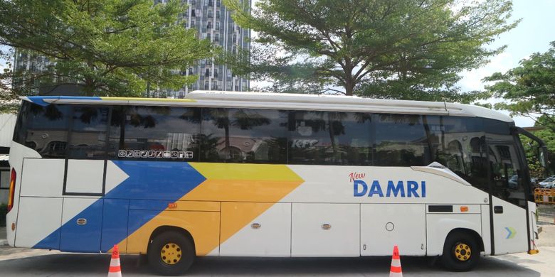 Bus DAMRI dengan rute Jababeka-Bandara Soekarno Hatta