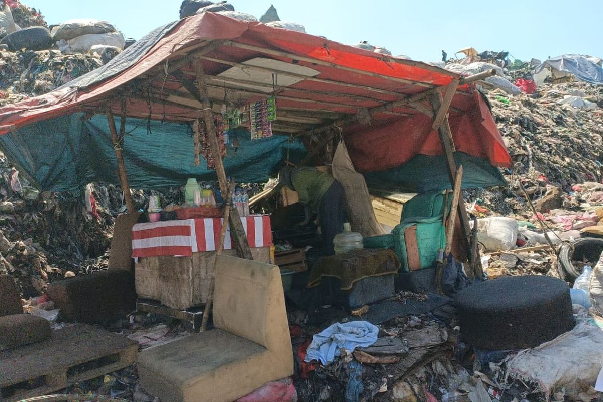 Warung tenda makanan dan minuman ringan yang dibangun di atas gunung sampah, Bantargebang, Kota Bekasi (1/8/2023). Ada puluhan warung tenda yang dibangun di kawasan sampah tersebut.