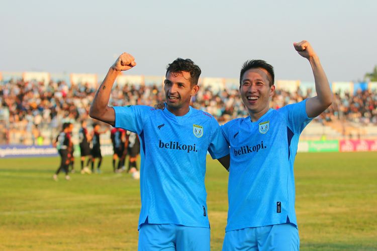 Pemain Persela Lamongan Silvio Escobar dan Lee Yoo-Joon selebrasi seusai tim unggul 2-0 pada pekan ke-1 Liga 2 2023-2024 melawan Persijap Jepara di Stadion Surajaya Lamongan, Minggu (10/9/2023) sore.