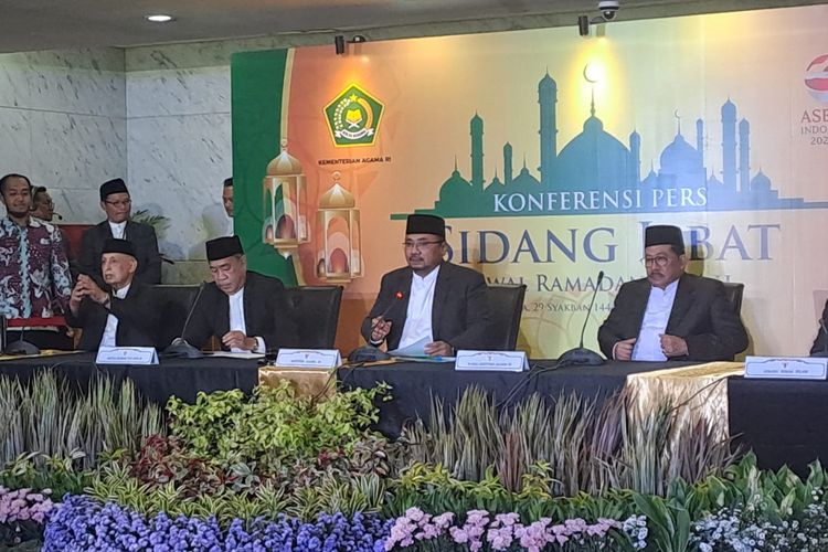 Jumpa pers pemerintah yang diwakili Menteri Agama (Menag) Yaqut Cholil Qoumas bersama MUI, Komisi VIII DPR, hingga Duta Besar negara sahabat di Gedung Kemenag, Jakarta Pusat, Rabu (22/3/2023). 