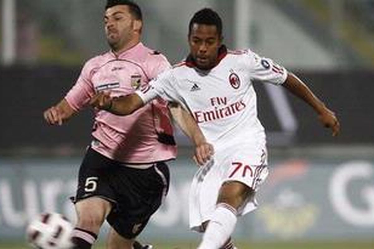 Penyerang AC Milan, Robinho (kanan) melepaskan tembakan dalam kawalan bek Palermo, Cesare Bovo, dalam pertandingan leg kedua semifinal Piala Italia, di Renzo Barbera, Selasa (10/5/2011).