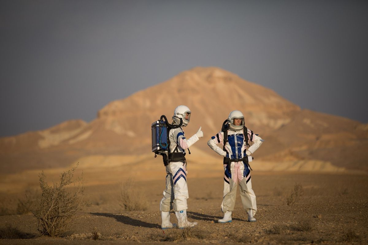 Enam peneliti Israel berpartisipasi dalam simulasi kehidupan Mars di gurun Negev, Israel.