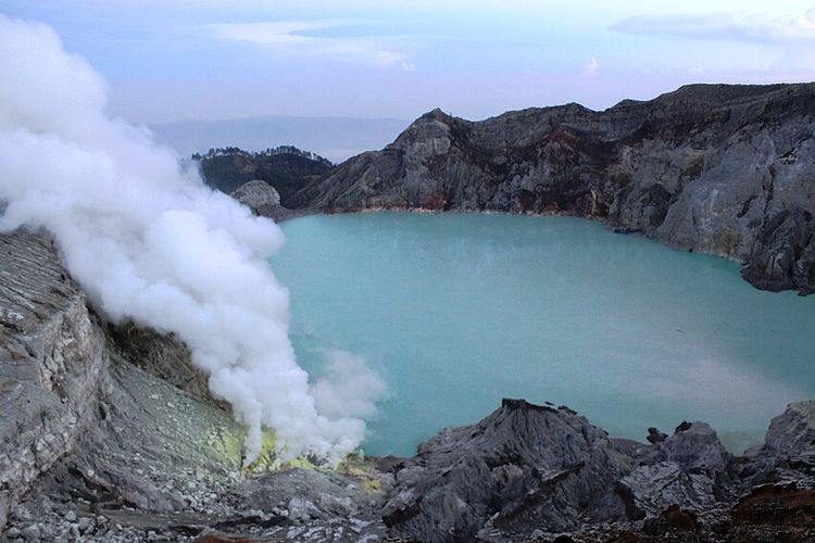 Kawah Ijen. Muhammad Dzikri Maulana (16), pendaki asal Licin, dilaporkan hilang di TWA Kawah Ijen, Banyuwangi dan kabut tebal paksa tim SAR hentikan pencarian sementara