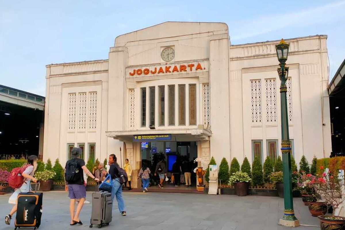 Stasiun Kereta Api Yogyakarta. Simak prakiraan cuaca di Yogyakarta hari ini.