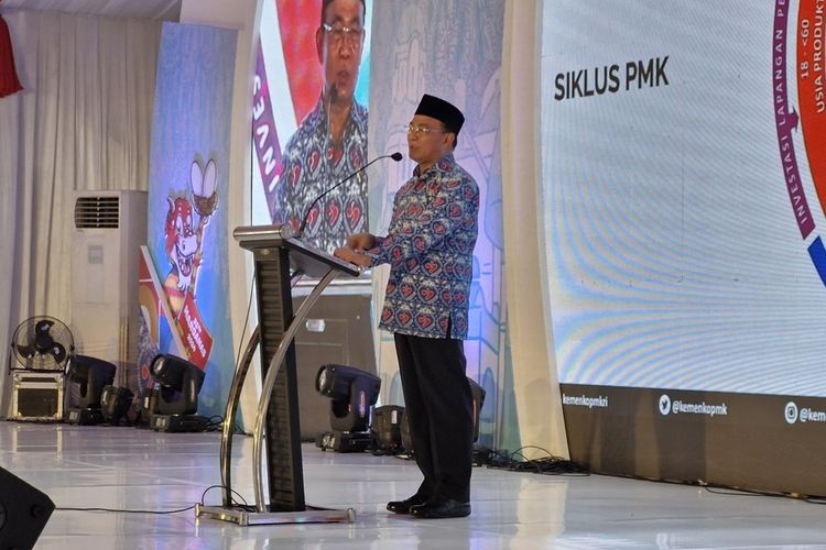 Menteri Koordinator Pembangunan Manusia dan Kebudayaan (PMK) Muhadjir Effendy menyampaikan sambutan di peringatan Hari Keluarga Nasional (Harganas) ke-31 di Simpang Lima, Kota Semarang, Sabtu (29/6/2024).