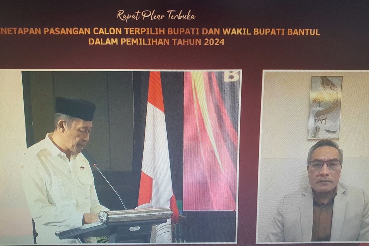 Abdul Halim Muslih (kaca mata) dan Aris Suharyanta sebagai Bupati dan Wakil Bupati Bantul terpilih periode 2025-2030, dalam Rapat pleno terbuka. Kamis (9/1/2025)