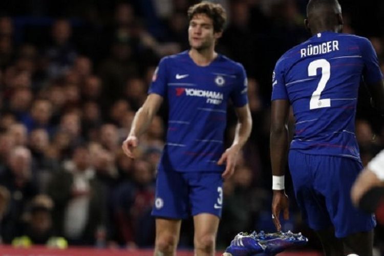 Bek Chelsea, Marcos Alonso dan Ruediger, pada pertandingan sepak bola putaran kelima Piala FA antara Chelsea dan Manchester United di Stamford Bridge, London,  pada 18 Februari 2019.