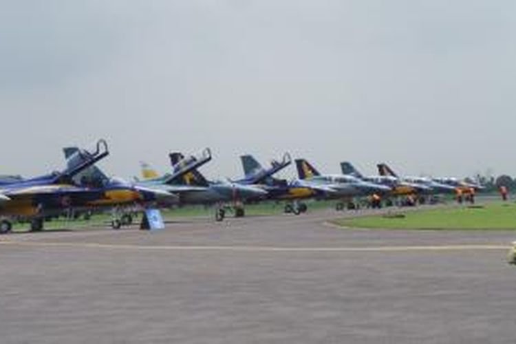 16 unit pesawat tempur ringan bermesin jet T 50i Golden Eagle dari Korea Selatan. Ke-16 pesawat tersebut tiba di Indonesia dan diterima Menteri Pertahanan Purnomo Yusgiantoro dari Korea Aerospace Industry (KAI) di Lanud Halim Perdanakusuma, Jakarta, Kamis (13/2/2014).