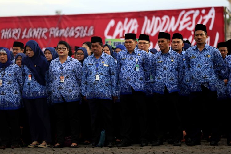 Jajaran Pemprov DKI mengikuti Upacara Hari Kelahiran Pancasila di Monas, Jakarta Pusat, Kamis (1/6/2017). Tanggal 1 Juni ditetapkan sebagai Hari lahir Pancasila dan menjadi hari libur nasional.