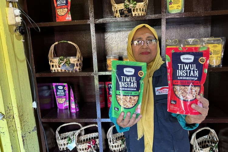 Di tangan Lilik Sri Rahayu (61), tiwul diubah menjadi bentuk instan dan bisa menjadi oleh-oleh untuk wisatawan. Usaha oleh-oleh tiwul instan milik Lilik awali dari pelatihan membuat tepung mocaf.