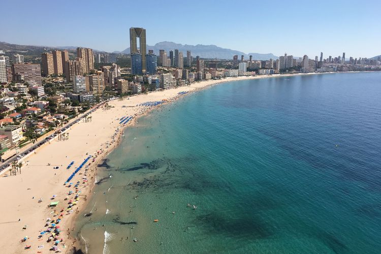 Ilustrasi salah satu pantai di Benidorm, Alicante, Spanyol.