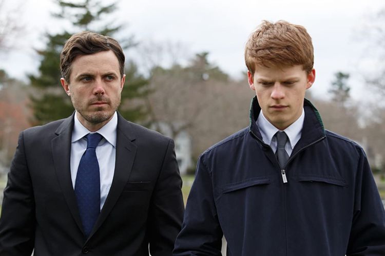 Casey Affleck dan Lucas Hedges dalam film drama Manchester by the Sea (2016).