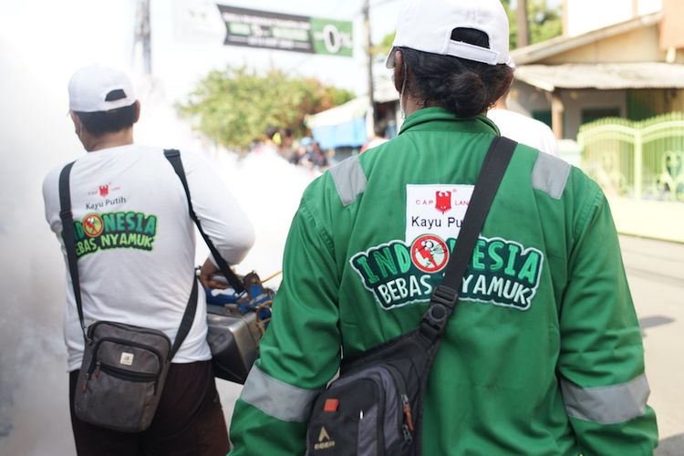 Aktivitas kegiatan fogging atau pengasapan pencegahan DBD bertema Indonesia Bebas DBD oleh Cap Lang Kayu Putih Plus.