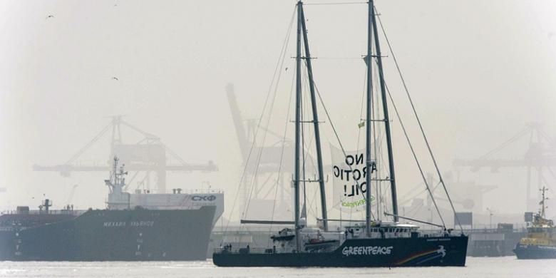 Kapal milik Greenpeace, Rainbow Warrior berlayar sambil membawa spanduk No Artic Oil saat berusaha mencegah sebuah kapal tanker Rusia merapat di pelabuhan Rotterdam, Belanda.