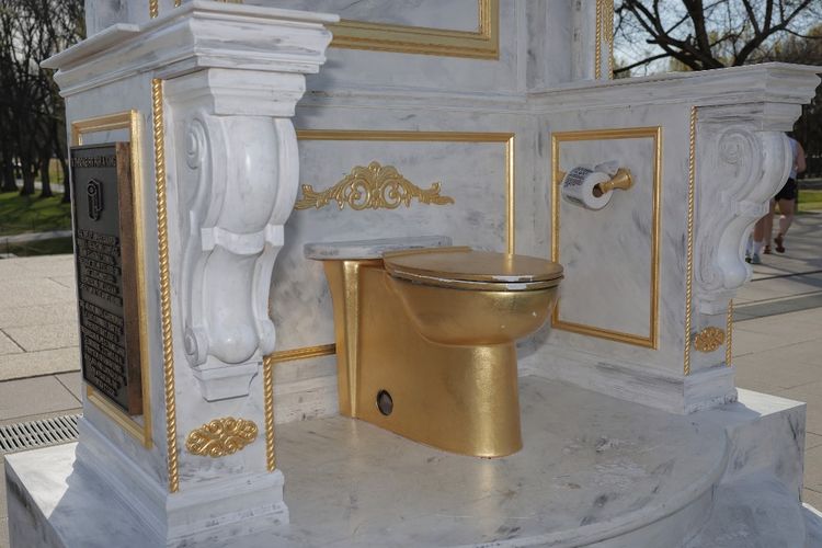 Sindir Trump, Warga AS Bangun Toilet Emas di Dekat Gedung Putih