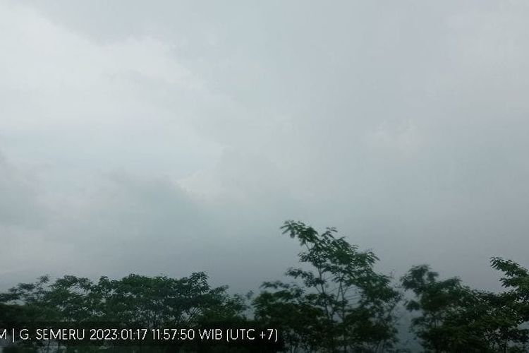 Visual Gunung Semeru tertutup kabut pukul 11.57 WIB, hujan deras mengguyur kawasan puncak, Selasa (17/1/2023)