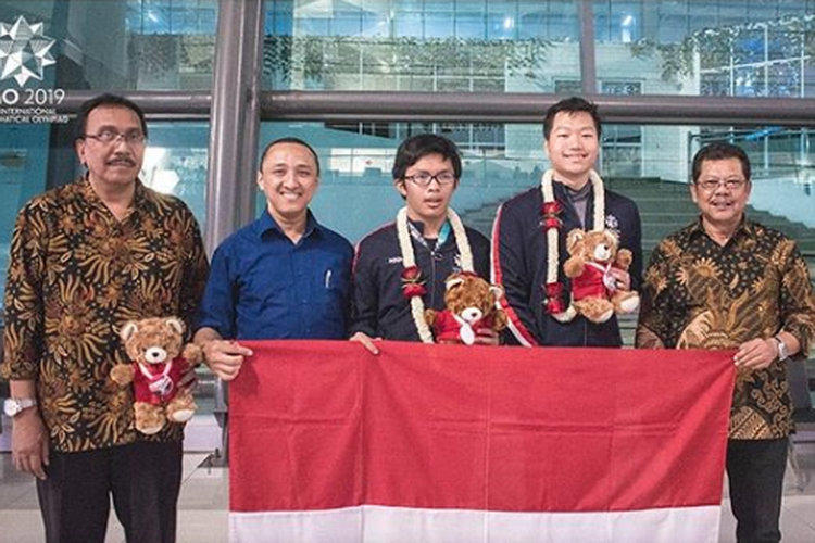 Alfian Edgar Tjandra dan Farrel Dwireswara Salim mewakili Indonesia  di IMO (International Mathematical Olympiad), dan berhasil meraih medali perak dan perunggu di Bath, Inggris Raya, pada 11-22 Juli 2019.